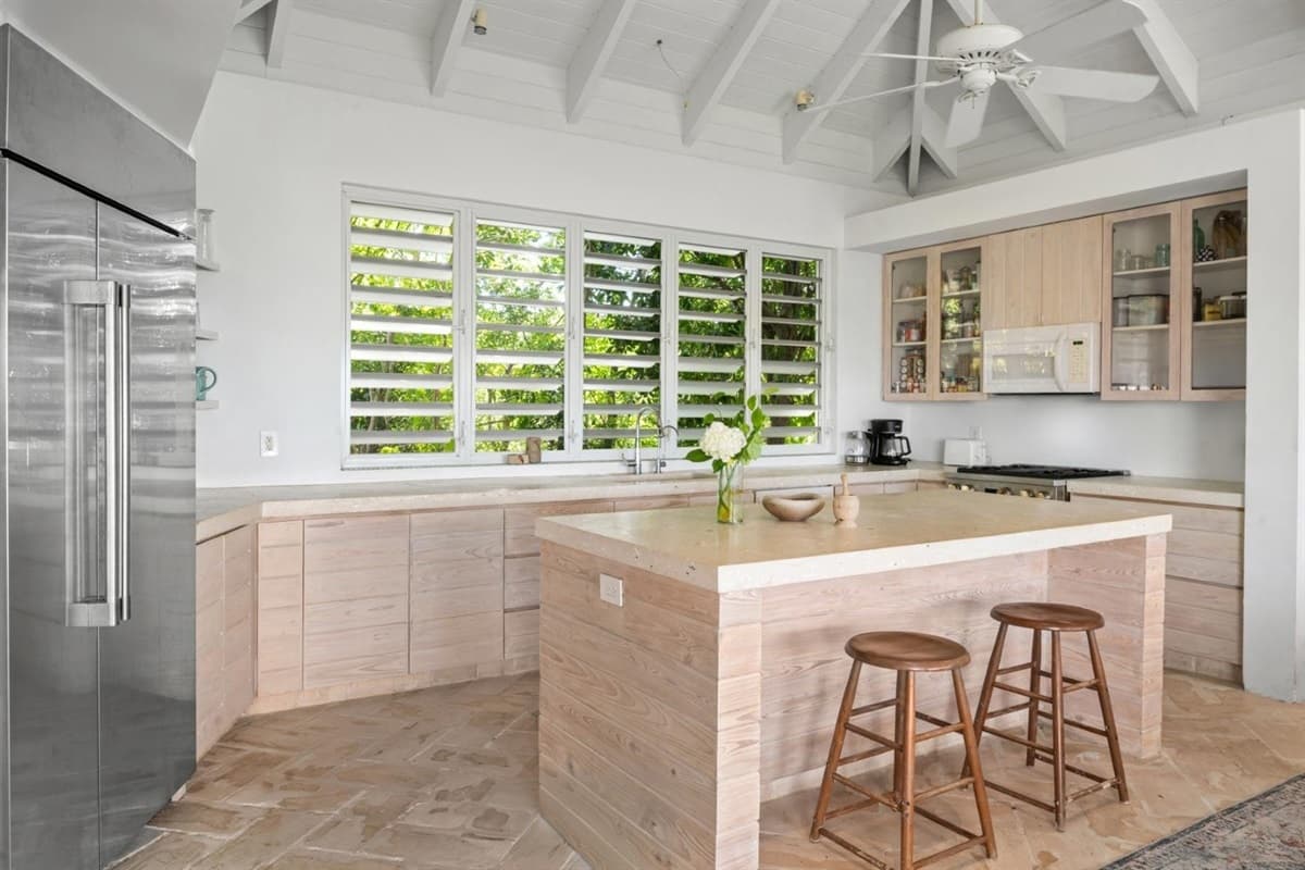 Beautiful 5 BR Family-friendly Home — image 1